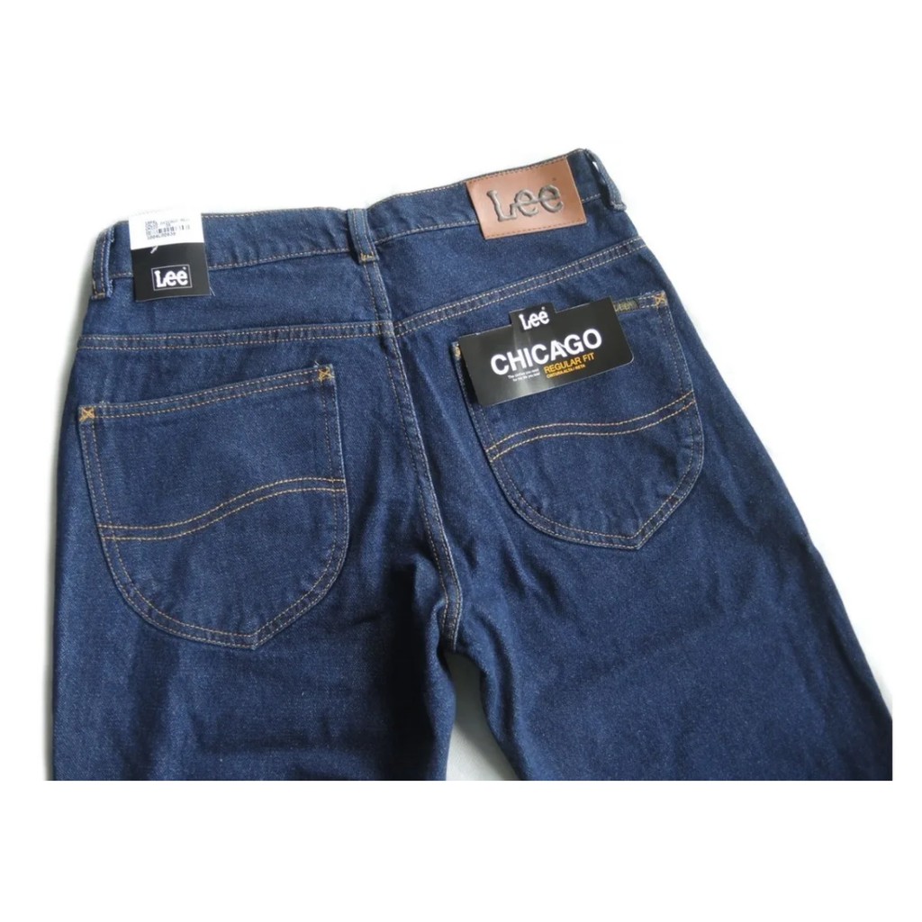 Vendedor em jeans store