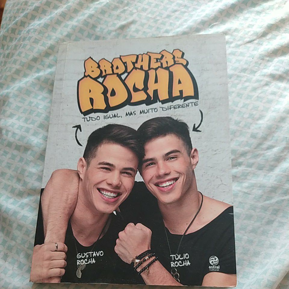 Gustavo Rocha e Tulio Rocha - Brothers Rocha: tudo igual, mas muito  diferente | Shopee Brasil