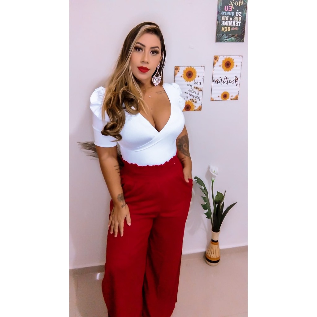 Calça vermelha store com blusa branca