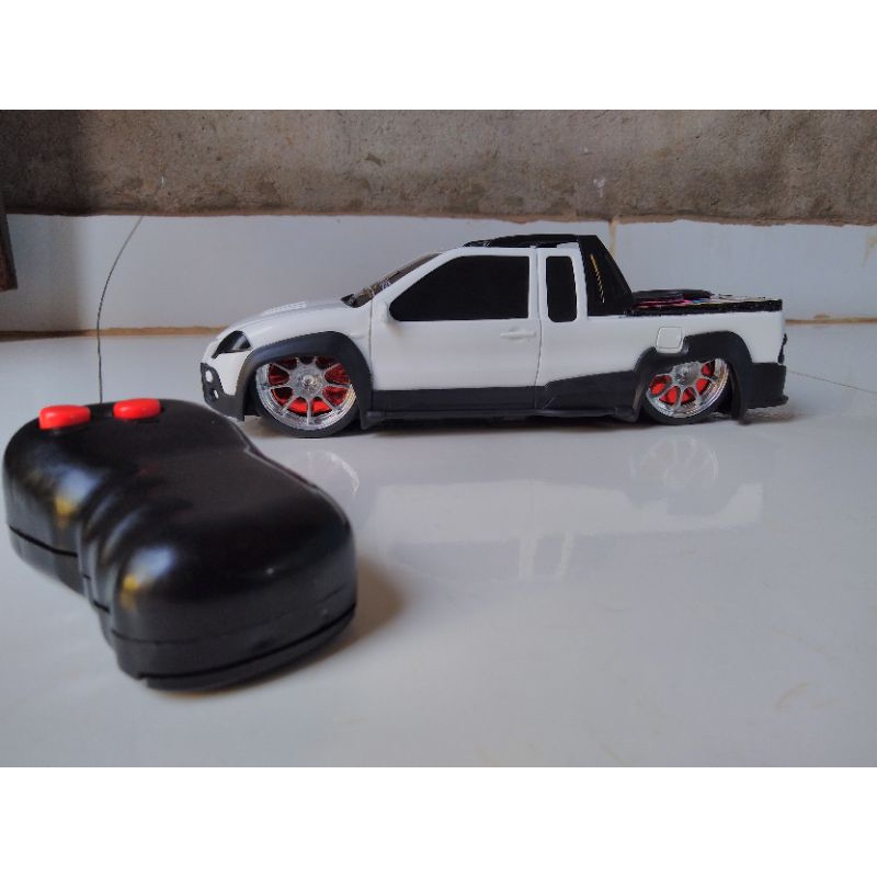Miniatura Fiat Strada com mini paredão
