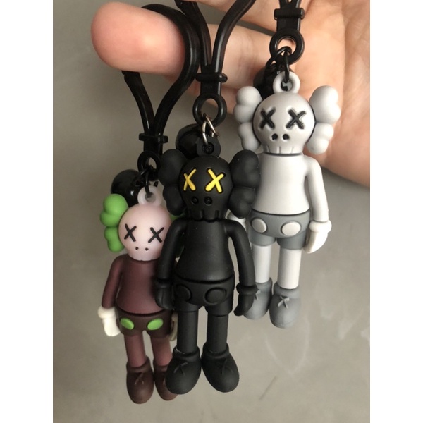 Chaveiro Borracha Boneco Cinza X Kaws Louis Vuitton Edition