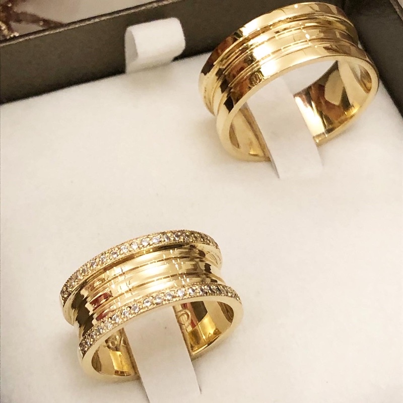 Par de Alianças em ouro modelo Jasmim diamantes AL008 - Primor Joias -  Alianças de Casamento em Curitiba e Todo Brasil