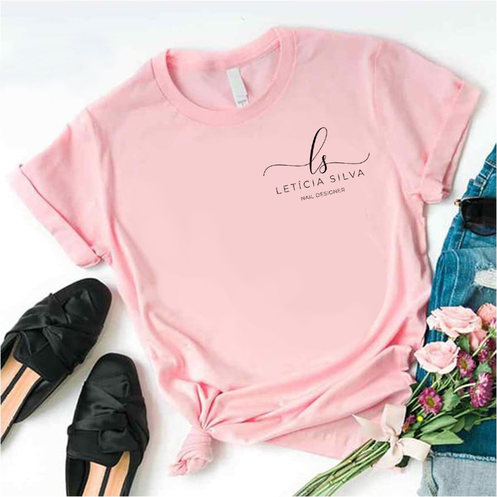 Camiseta Baby Look Rosa - Hair Designer / Lash Desiger / Designer de  Sobrancelhas - Com a sua profissão, Estamparia Carneiro