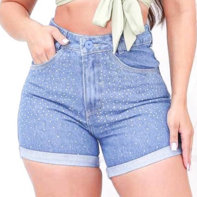 short jeans feminino sem lycra cintura alta com brilho na parte frontal em  aplicação de strass e barra dobrada.