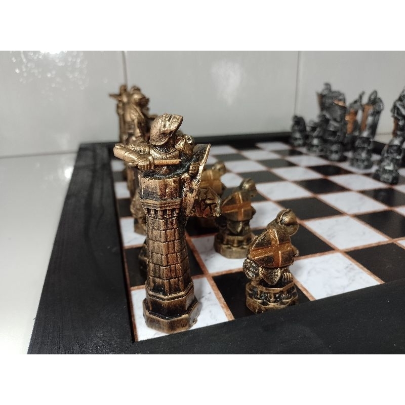 Tabuleiro de xadrez Medieval completo com caixa ara guardar as peças