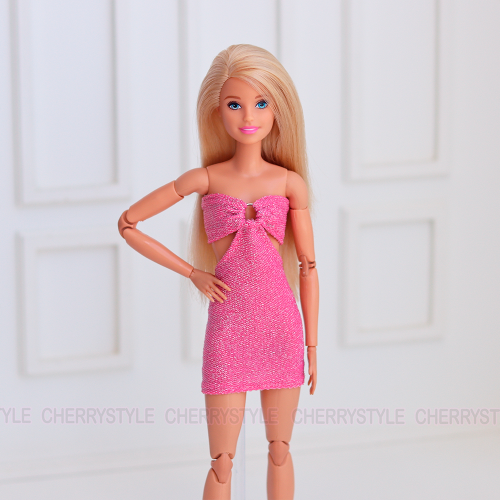 Barbie girl em um minivestido rosa muito curto no estilo da estética y2k  suave e sonhadora unreal