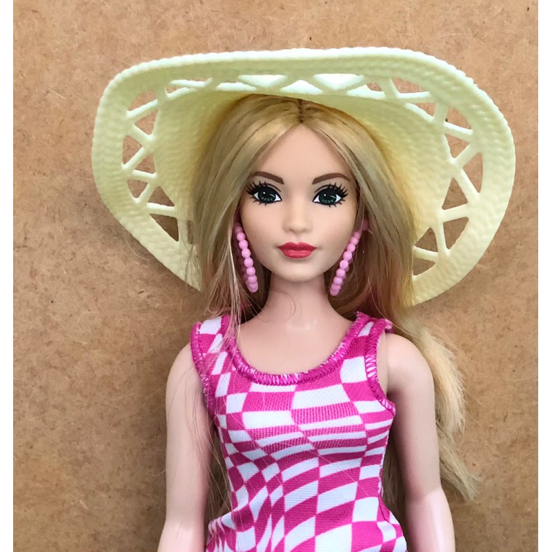 Barbie Boneca com maiô rosa e branco, chapéu de sol, bolsa e acessório