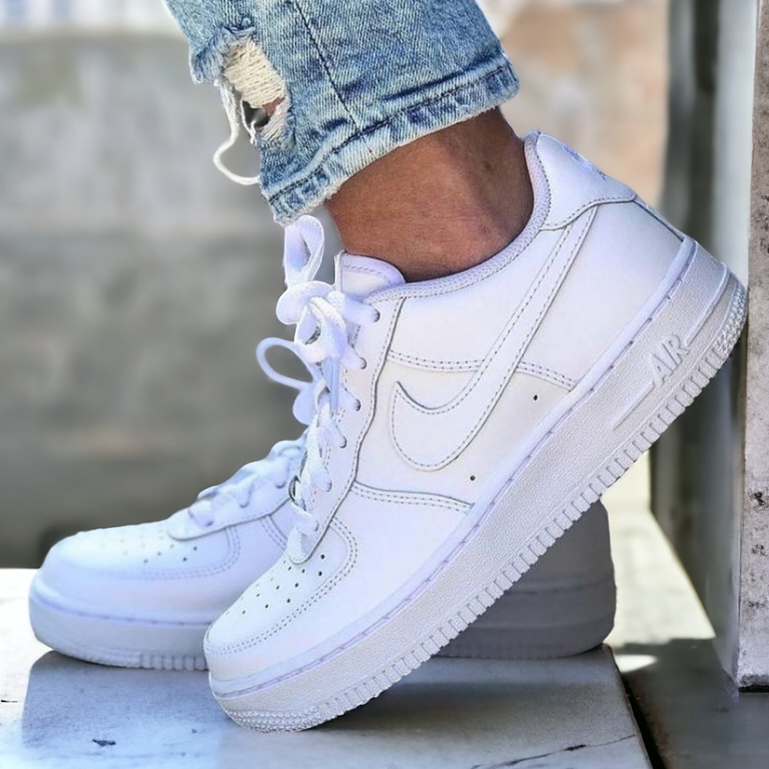 Tênis Nike Air Force, gênero neutro, na cor todo branco, modinha