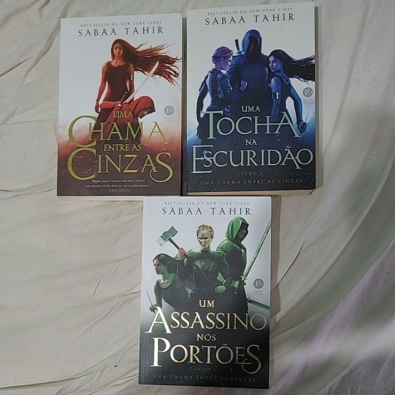 Livros - Uma Chama Entre as Cinzas Sabaa Tahir 3 volumes Uma Tocha