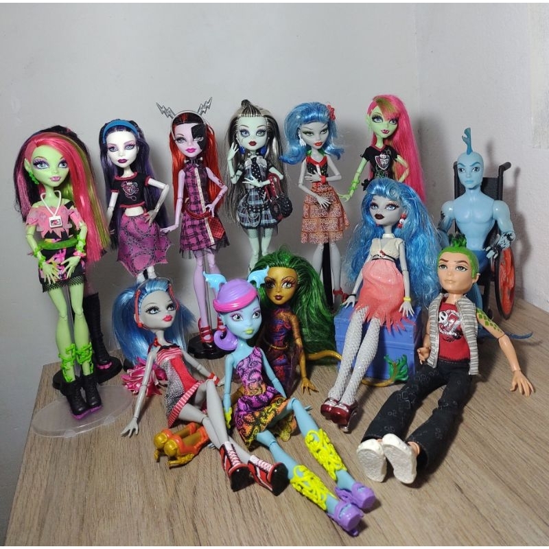 Lote de 13 bonecas Monster High