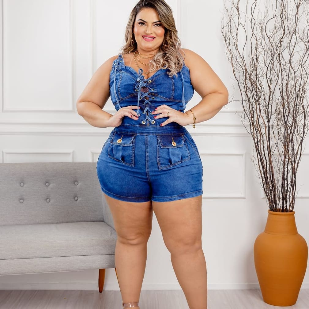 Macaquinho jeans hot sale plus size