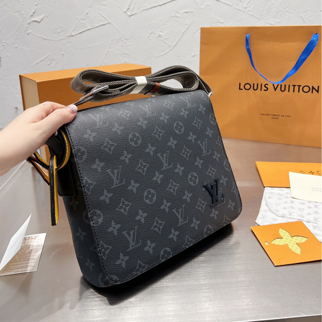 LV Louis & Vuitton Petite Malle East West Série Bolsa A Tiracolo Dura  Feminina Simples