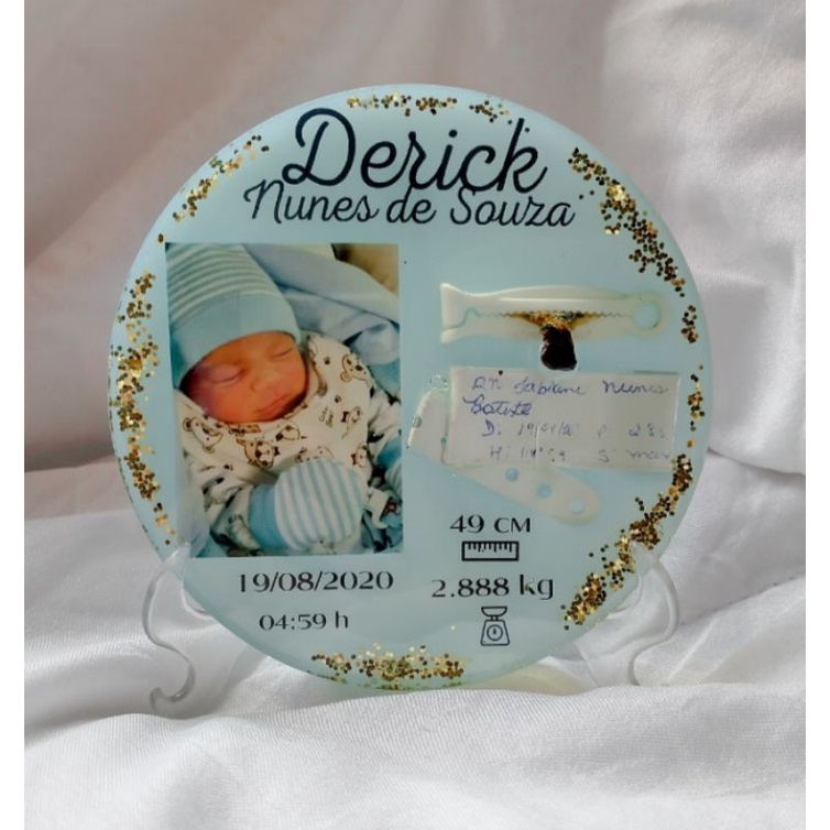 Placa de eternização em resina, com itens afetivos. | Shopee Brasil