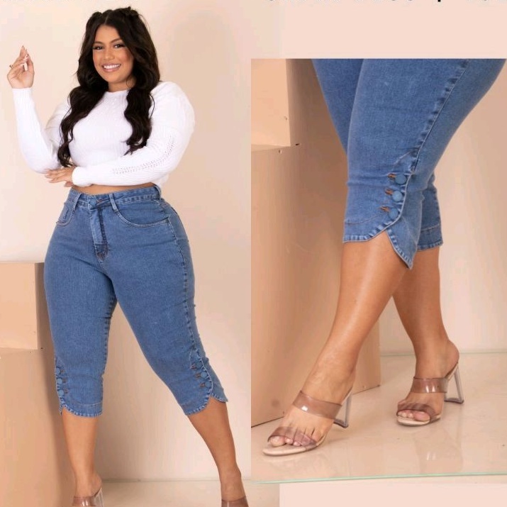 Calça Capri Jeans Plus Size com detalhe em botões na lateral Tamanhos 44 ao  60 (1033)