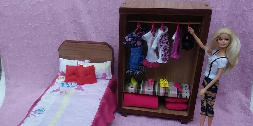 Cama da Barbie em Madeira + Jogo de Cama 5 Peças Tricoline