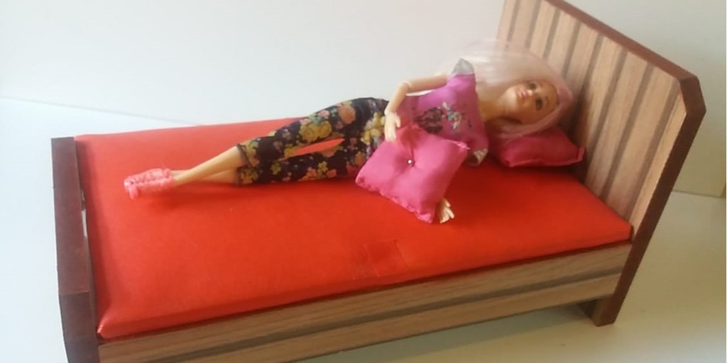 Cama da Barbie em Madeira + Jogo de Cama 5 Peças Tricoline