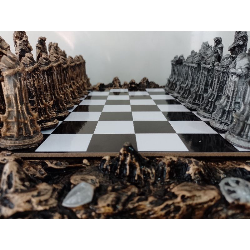 Jogo De Xadrez Temático Tabuleiro Coleção Medieval Resina em Promoção na  Americanas