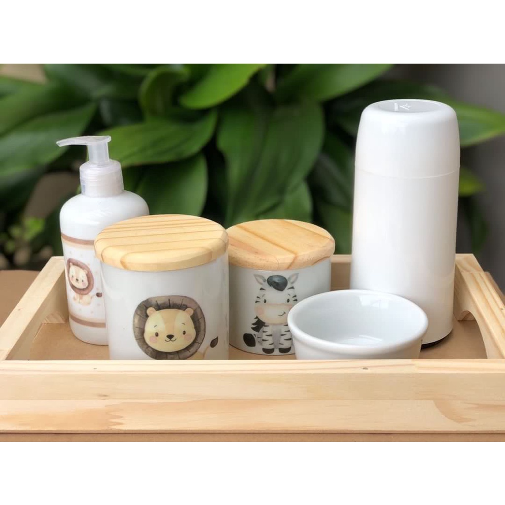 Kit higiene bebê Safari 6 peças - Bandeja, potes, porta álcool e molhadeira  - Peças Porcelana Bandeja Pinus